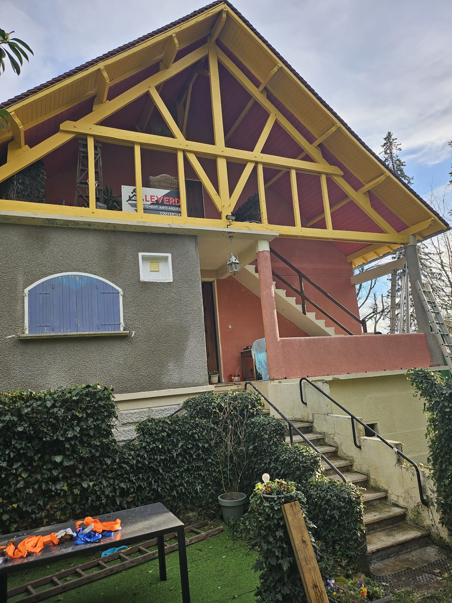 Couvreur à Le Bugue intervenant sur une toiture en Dordogne