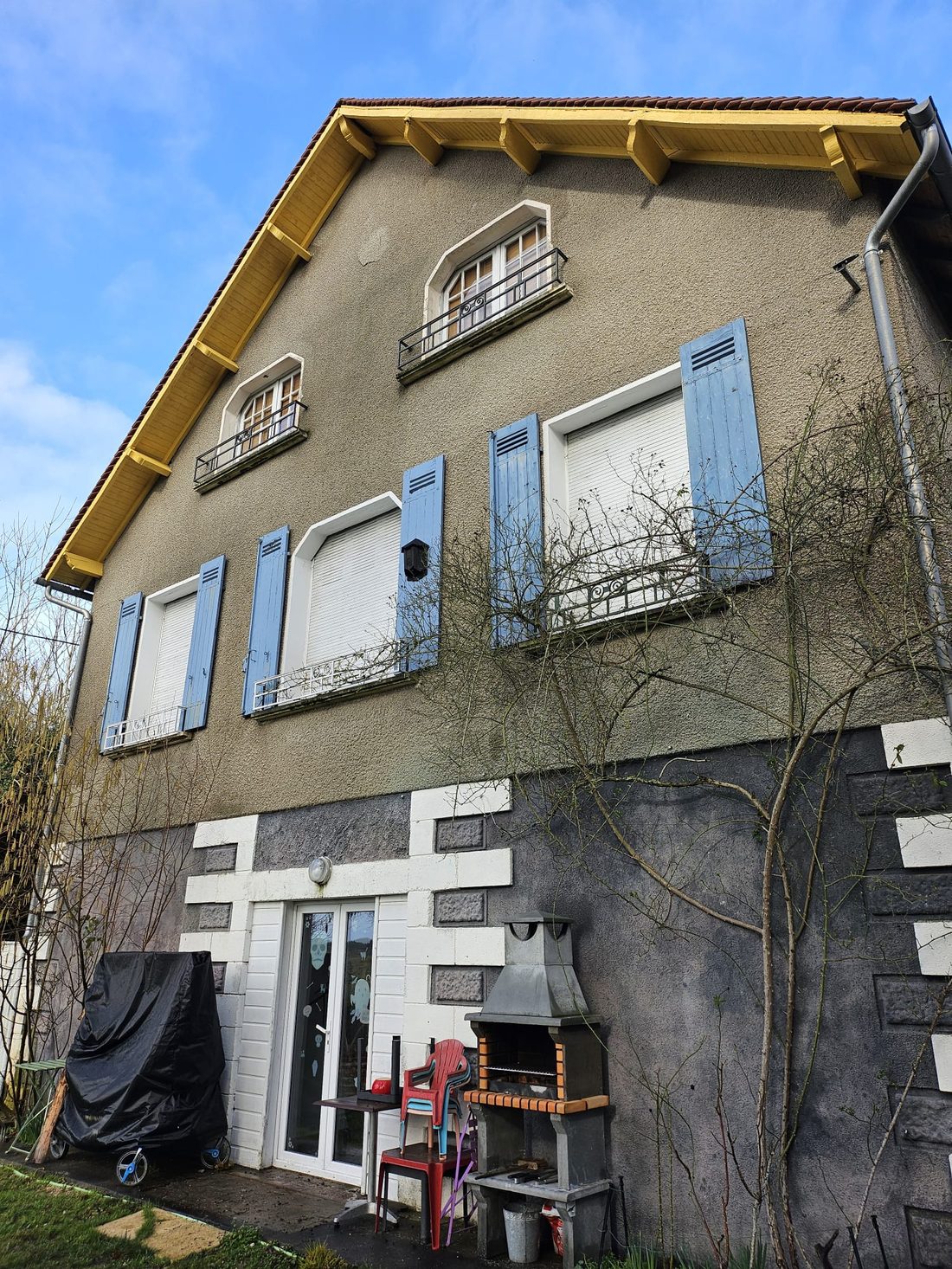 Façade avant ravalement, enduit grisâtre