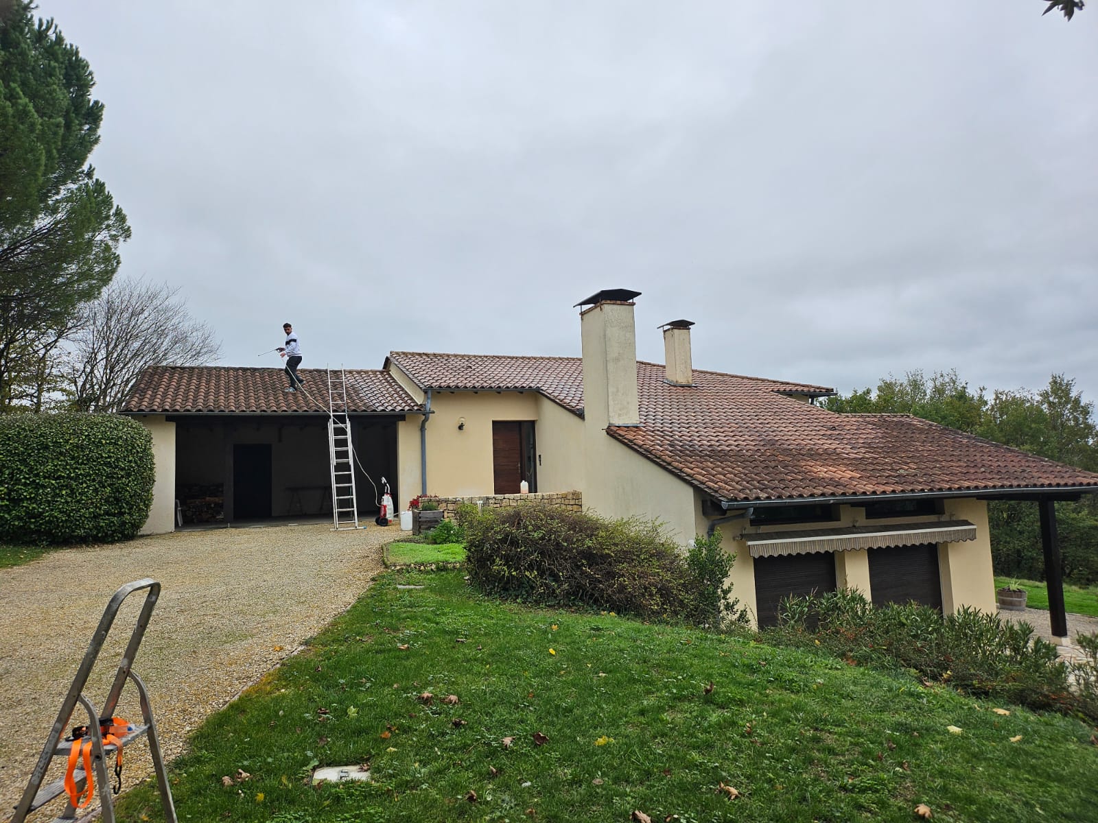Traitement anti-mousse de toiture en Dordogne